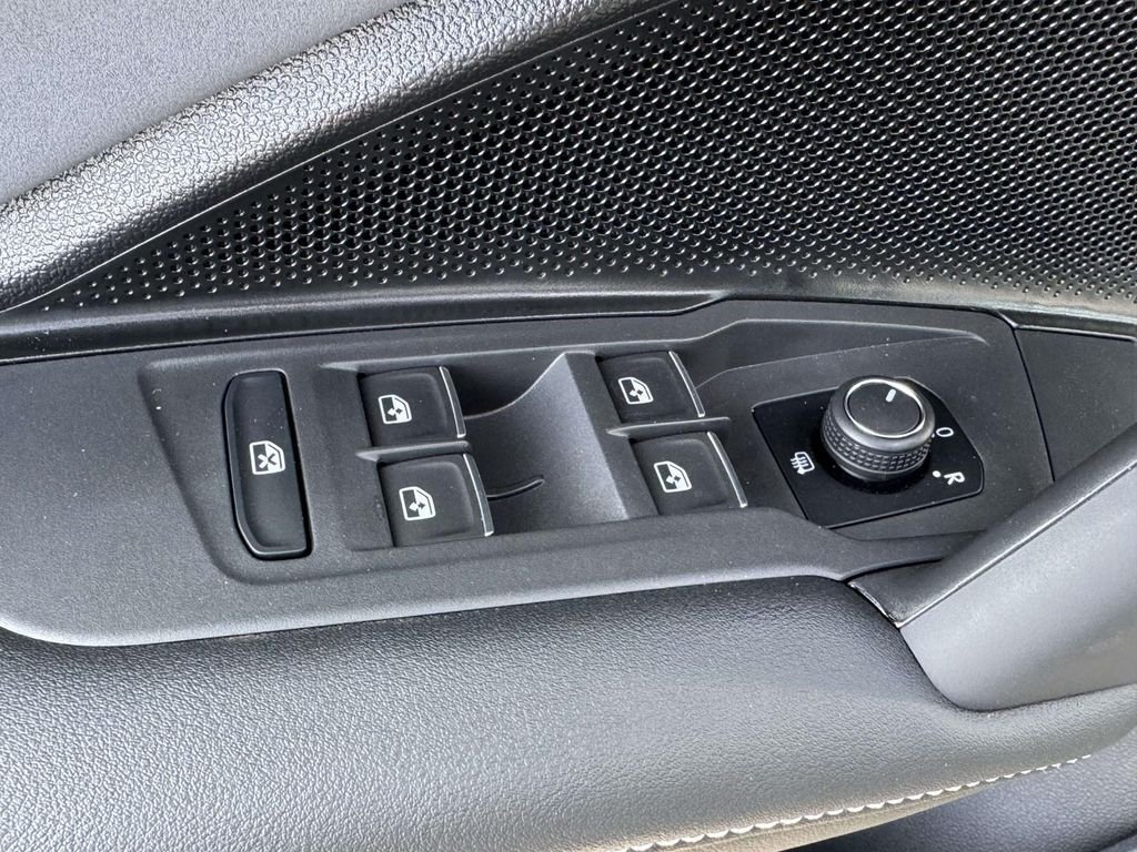 2025 Volkswagen Tiguan SE - Photo 28