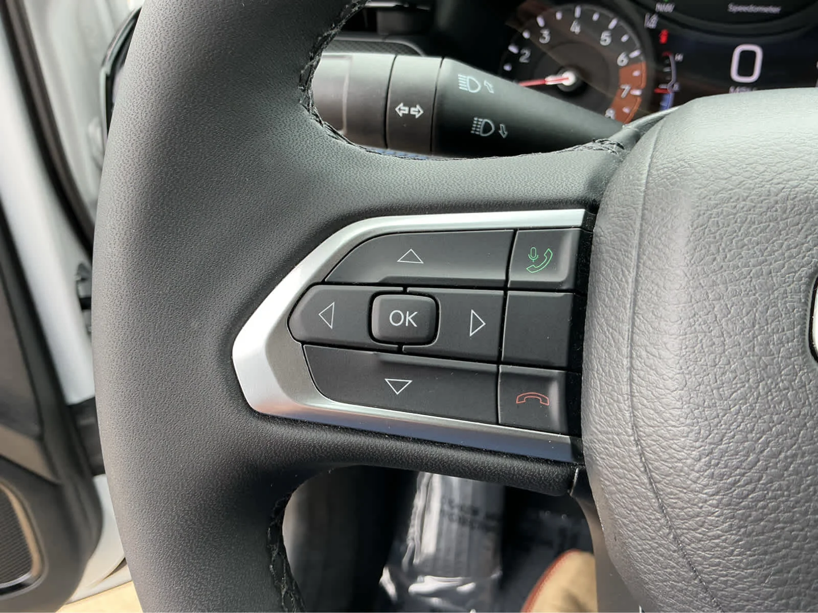 Certified Used 2025 Bright White Clearcoat Jeep Latitude image 26