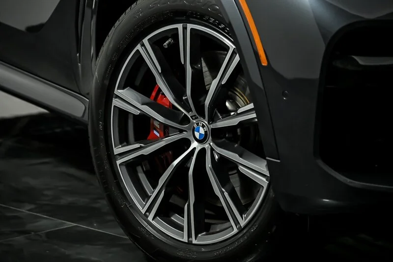Used 2022  BMW M50i image 3