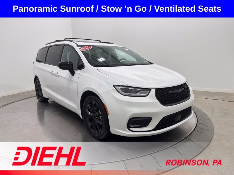 Used 2025 White Chrysler Limited image 1