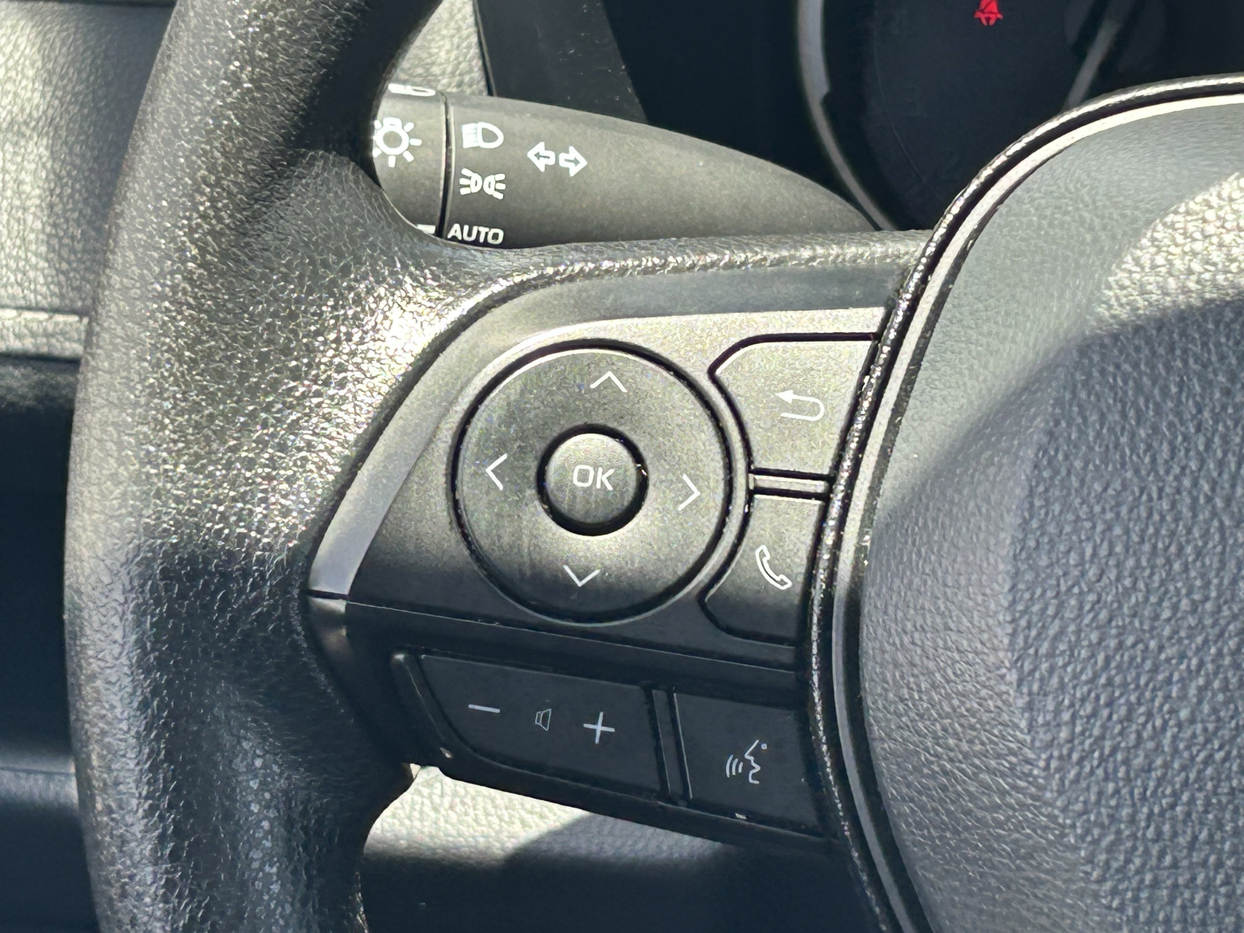 2025 Toyota RAV4 XLE - Photo 23