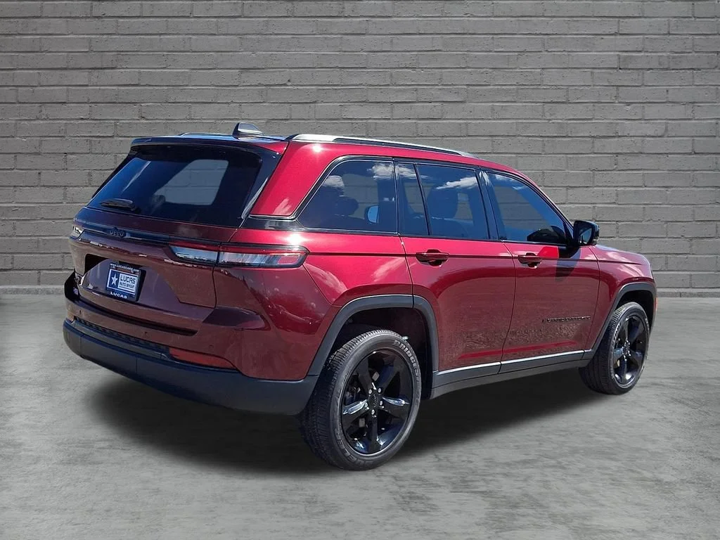 Used 2023 Velvet Red Pearlcoat Jeep Altitude image 12