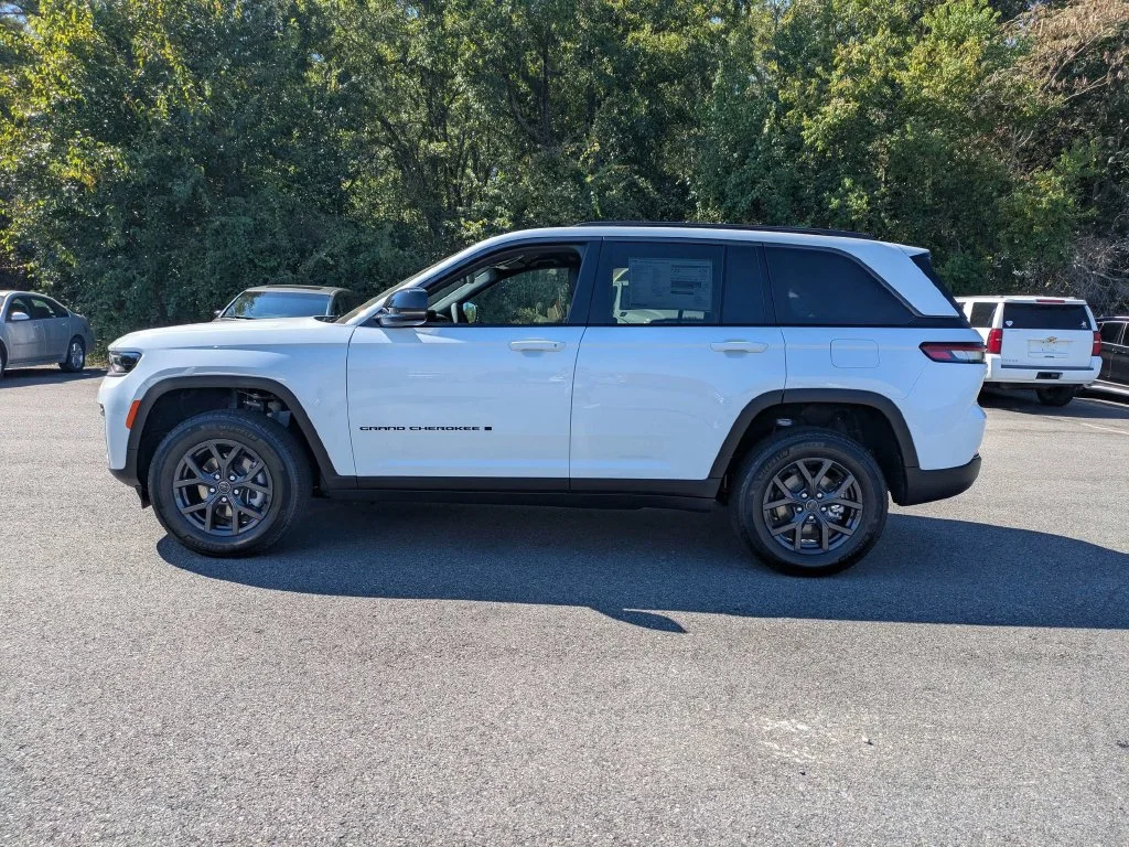 New 2027 Bright White Clear-Coat Paint Jeep  image 7