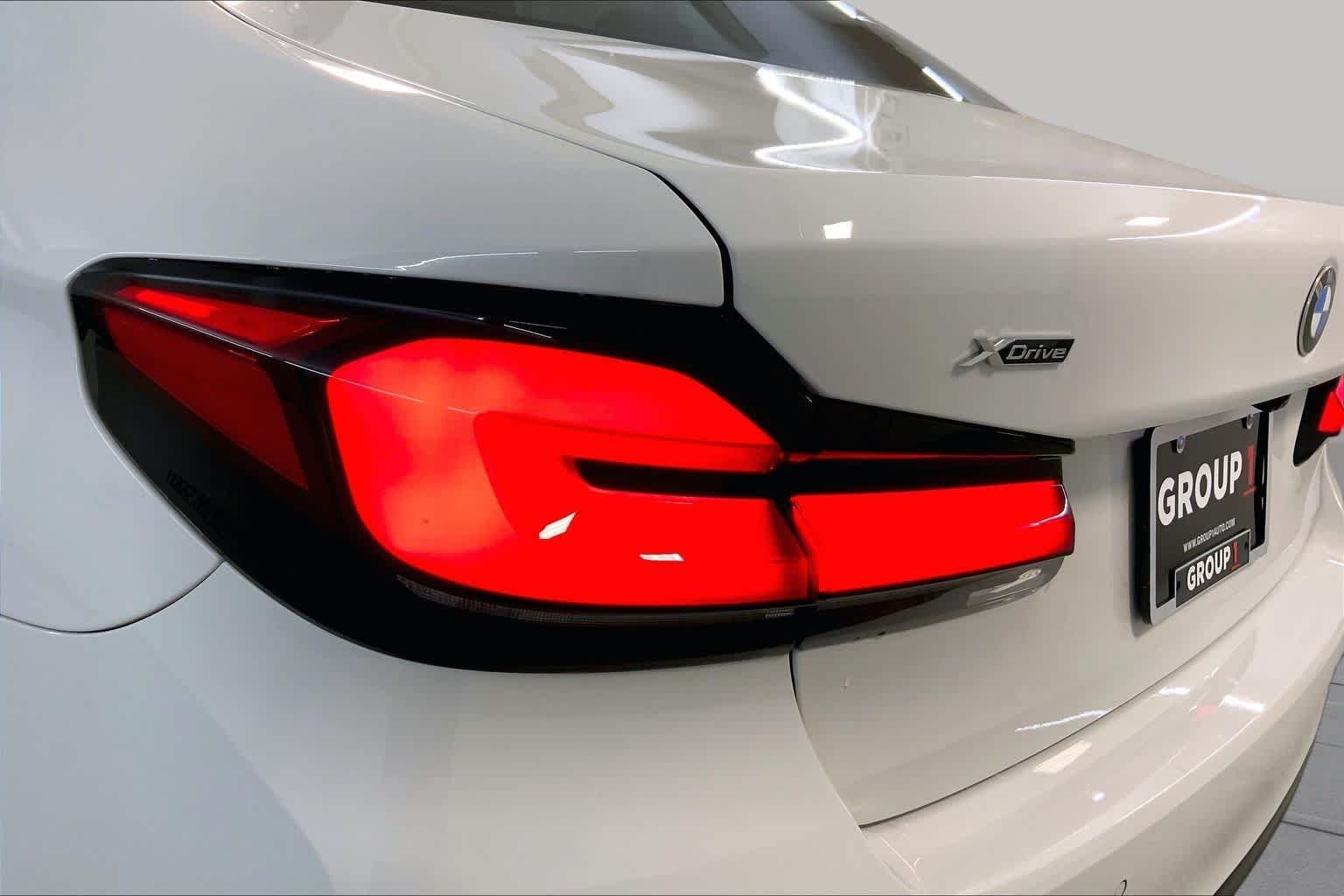 Used 2022 Alpine White BMW 540i xDrive image 28