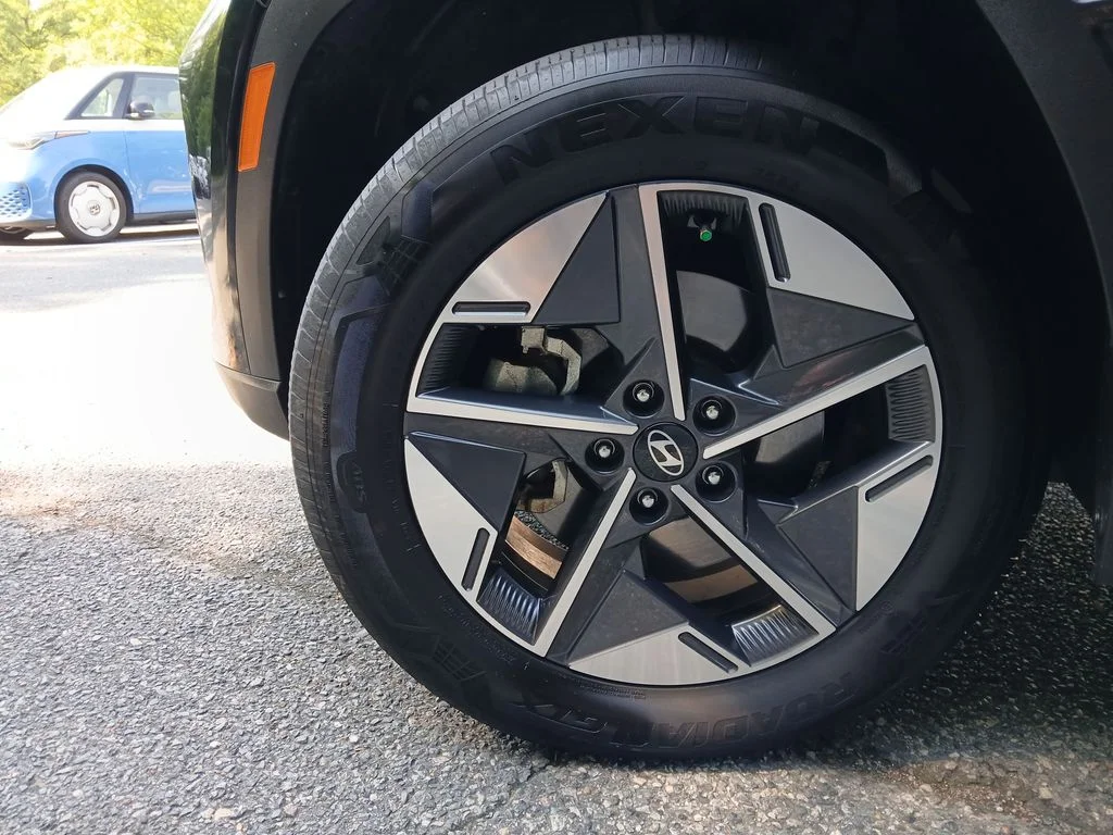 Used 2025 Black Hyundai SEL Convenience image 35
