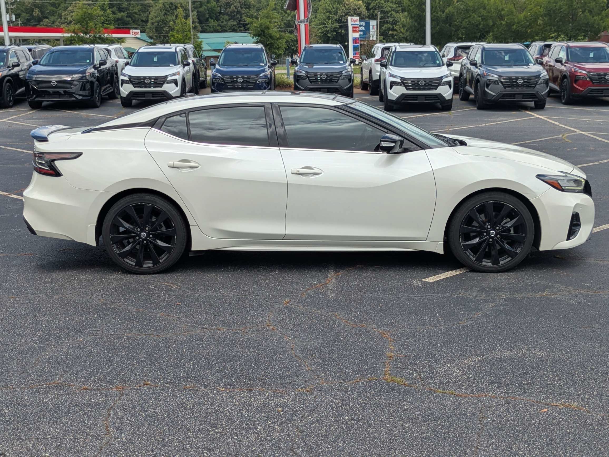 Used 2022 White Nissan SR image 2