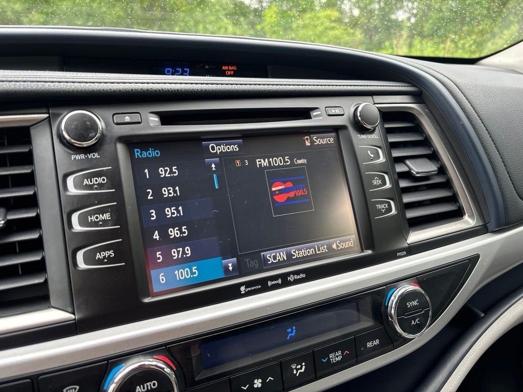 Used 2018 White Toyota LE image 30