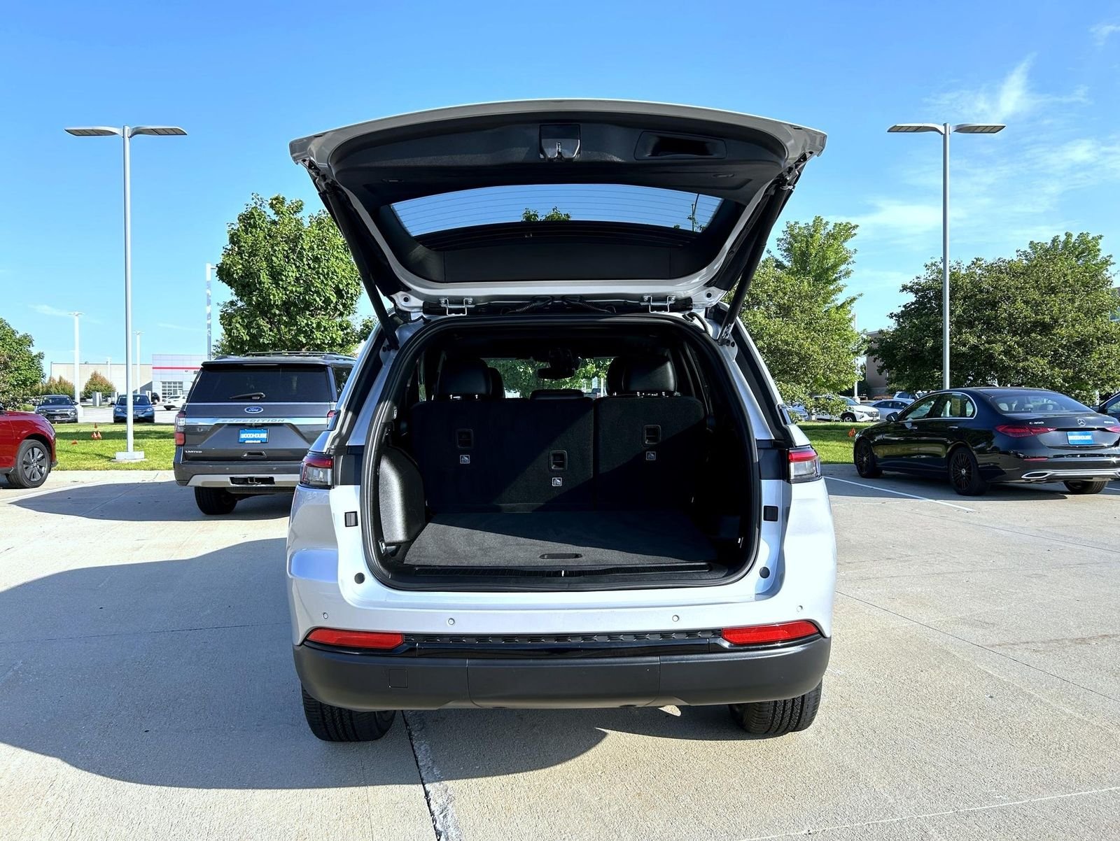Used 2023 Silver Jeep Altitude X image 21