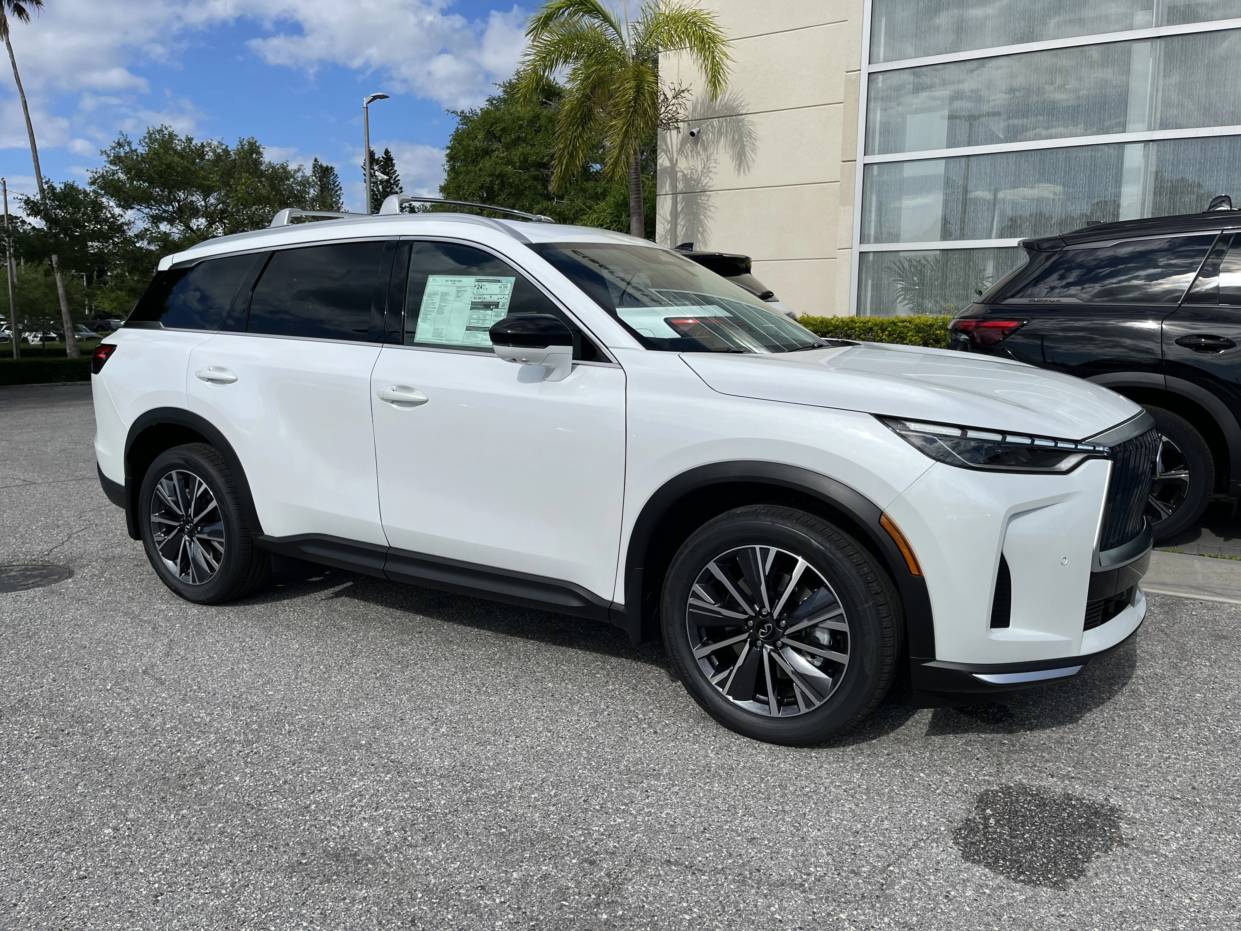 New 2027 Radiant White INFINITI LUXE image 8