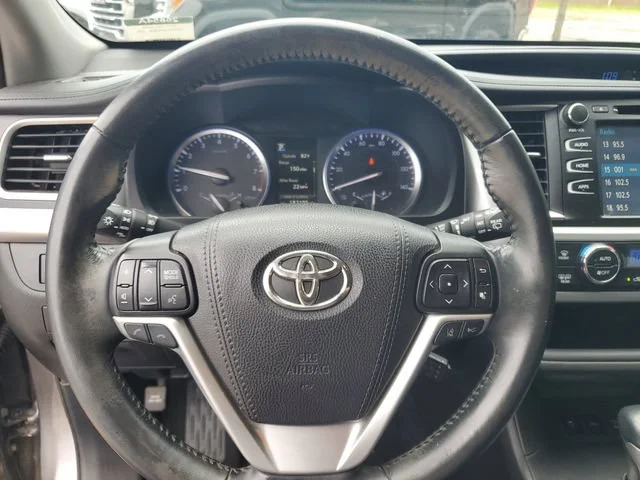 Used 2017 Predawn Gray Mi Toyota XLE image 11