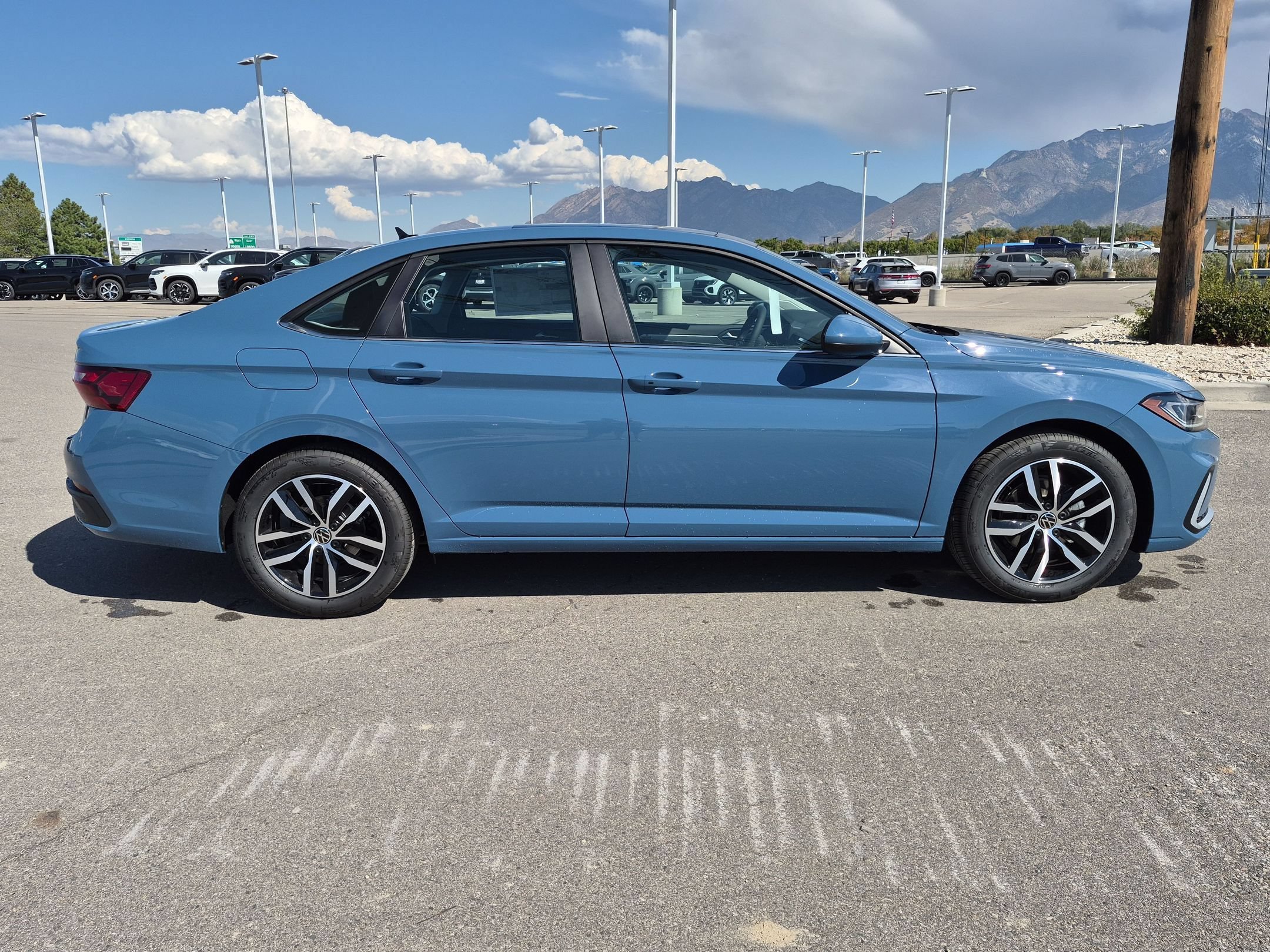 New 2027 Monterey Blue Pearl Volkswagen SE image 2