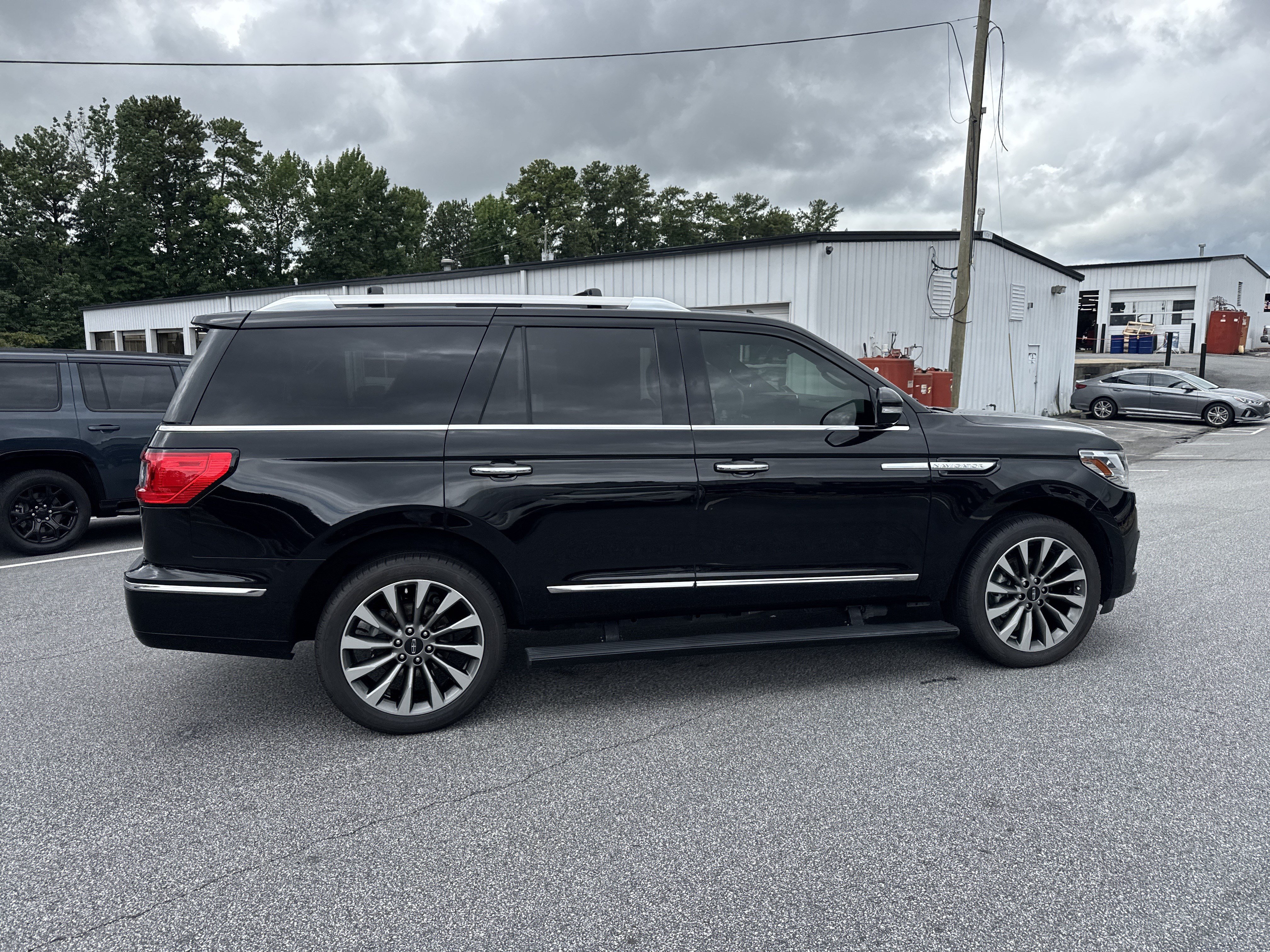 Used 2019 Infinite Black Metallic Lincoln Select image 9