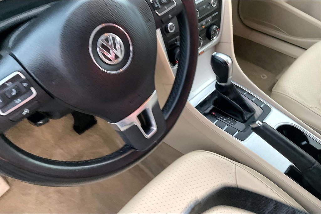 Used 2013 Red Volkswagen 2.5 SE image 20