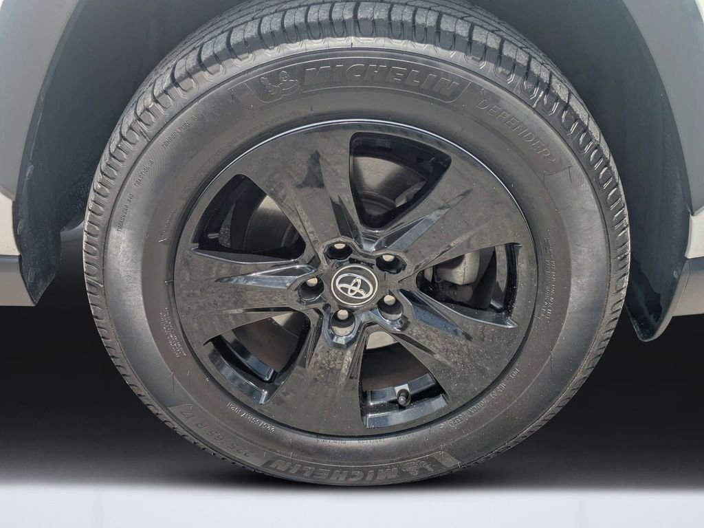 Used 2020 White Toyota XLE image 11
