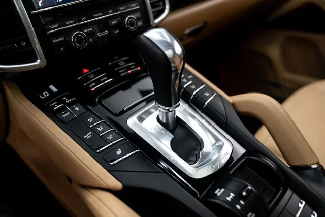 Used 2014  Porsche Diesel Platinum Edition image 24