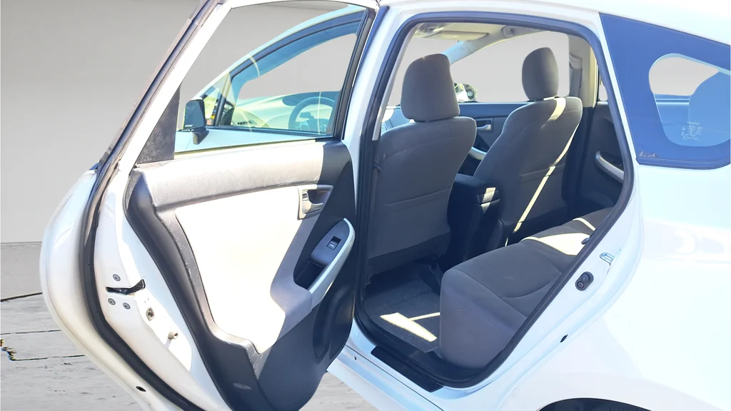 Used 2015 White Toyota Three image 11