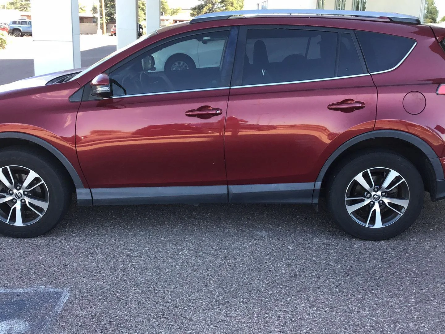 Used 2018 Toyota RAV4 XLE with VIN 2T3RFREVXJW753661 for sale in Sierra Vista, AZ