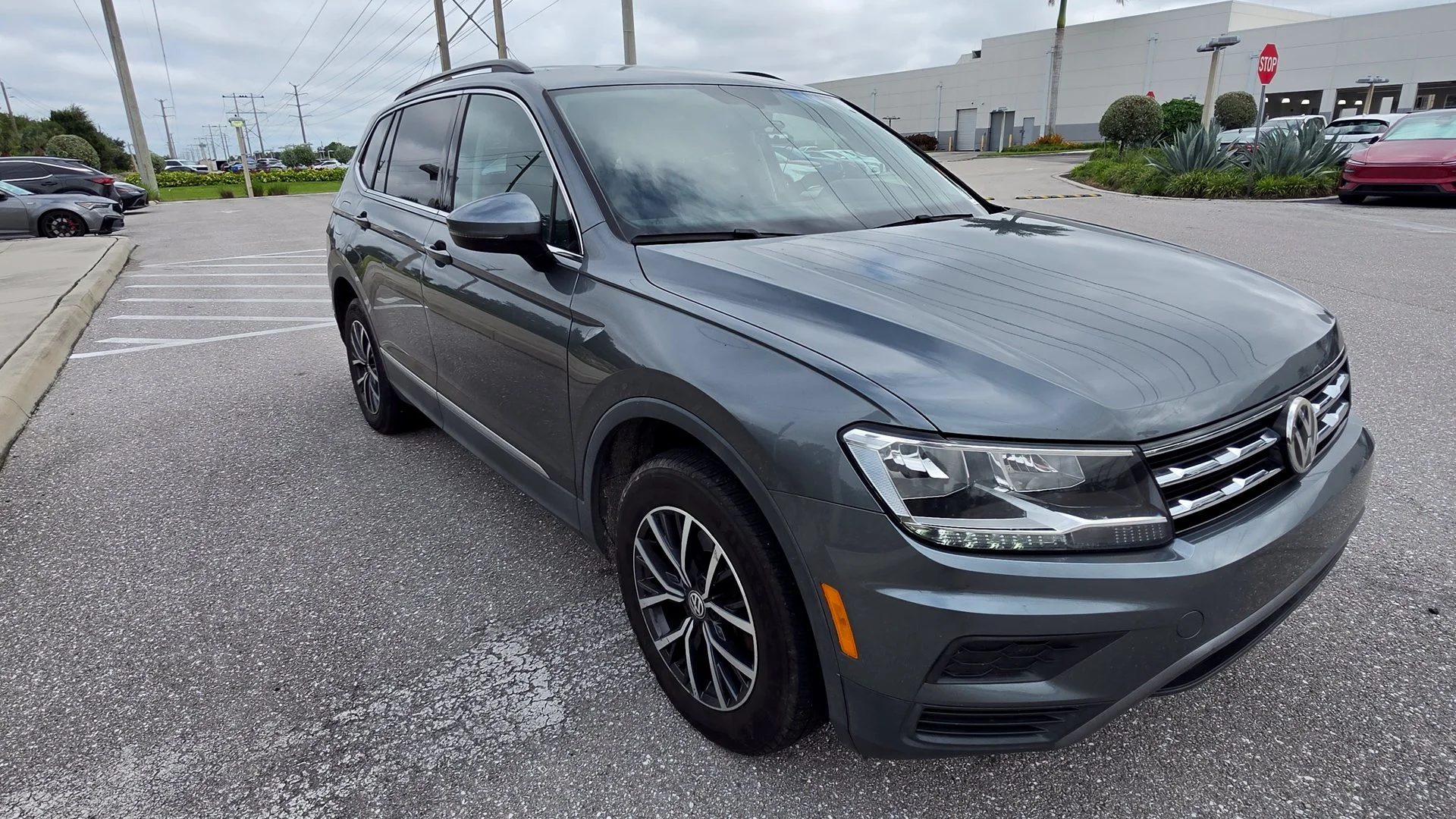 Used 2020 Platinum Gray Metallic Volkswagen 2.0T SE image 3