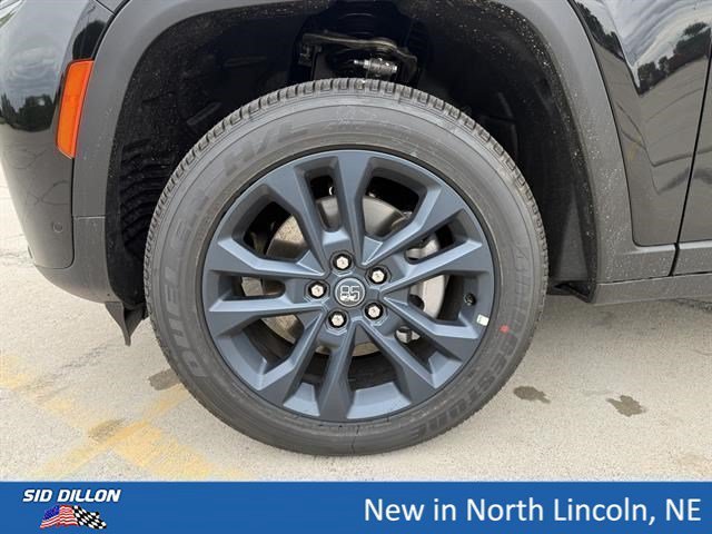 New 2026 Diamond Black Crystal Pearl-Coat Exterior Paint Jeep 85th Anniversary Edition image 5