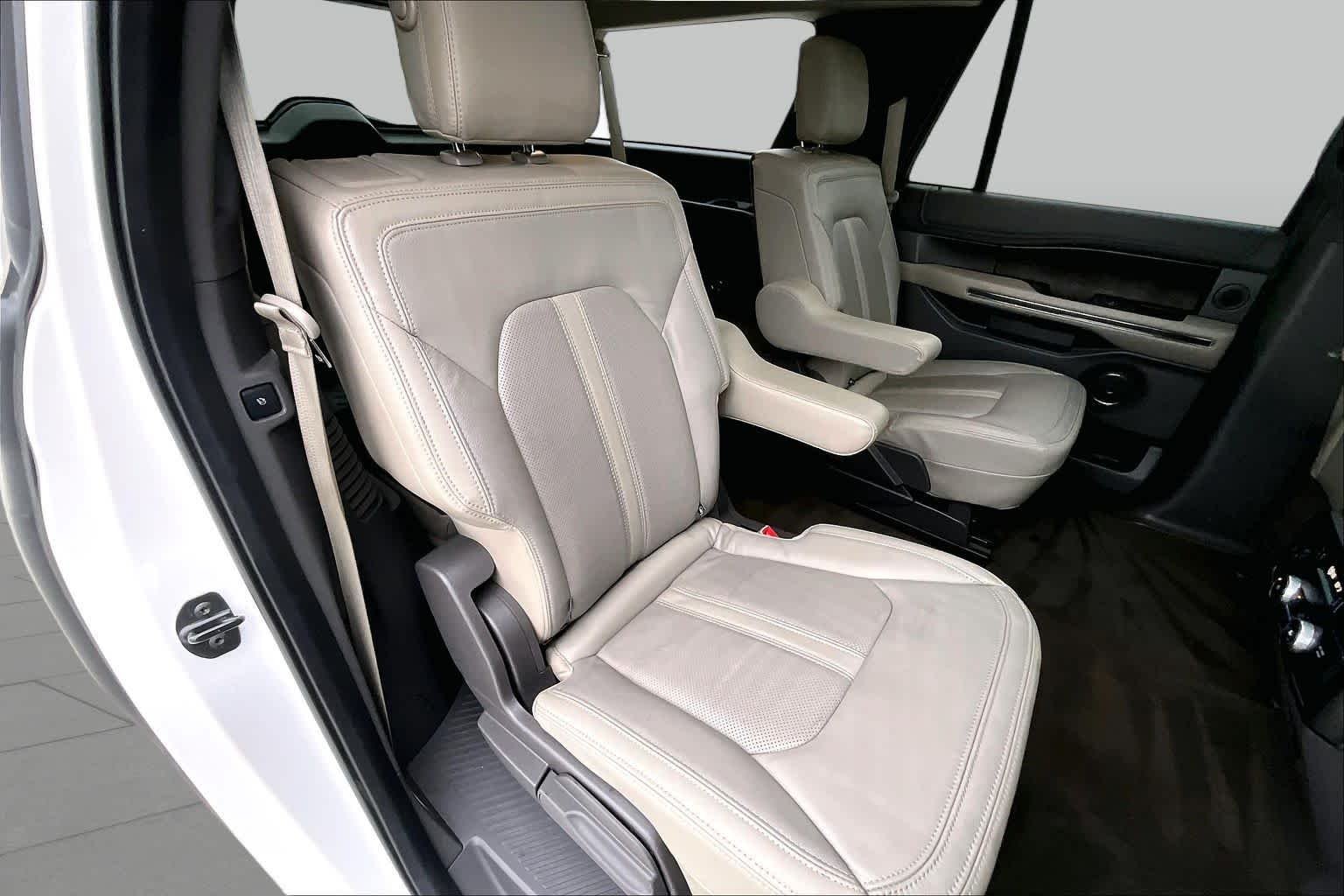 Used 2019 White Platinum Metallic Tri-Coat Ford Limited image 18