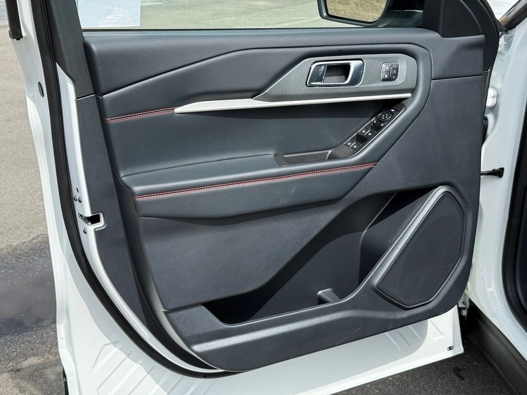New 2027 Star White Metallic Tri-Coat Ford ST-Line image 14
