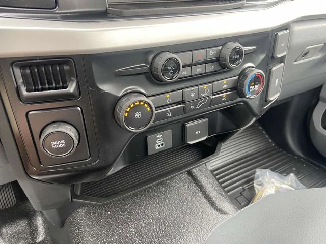 New 2025 Oxford White Ford F-350® XL image 19