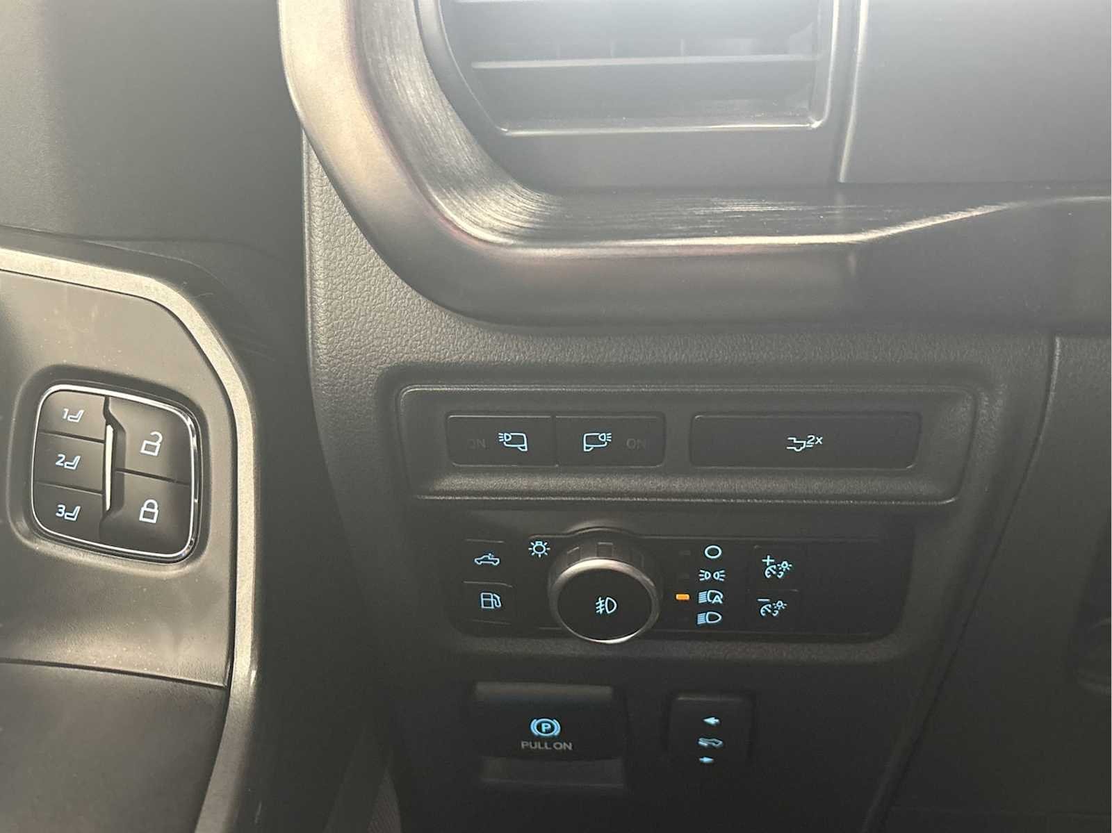 Used 2023 Star White Metallic Tri-Coat Ford LARIAT image 17