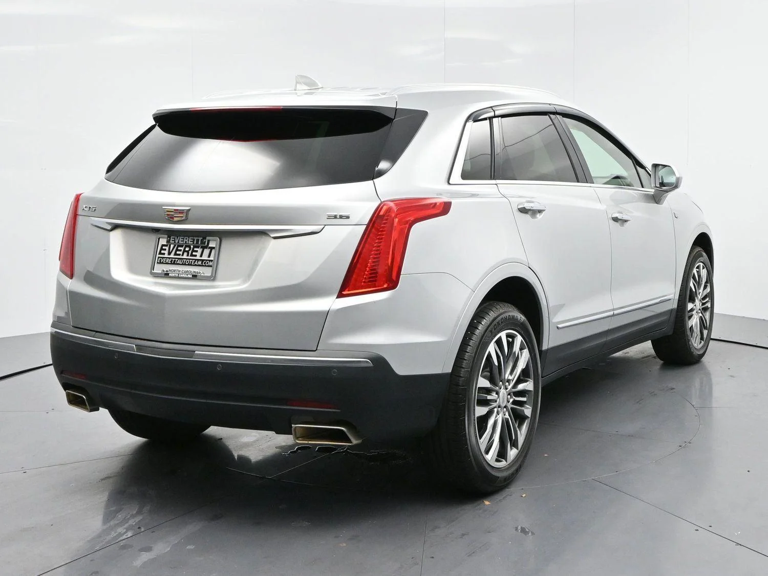 Used 2019 RADIANT SILVER METALLIC Cadillac Luxury FWD image 4