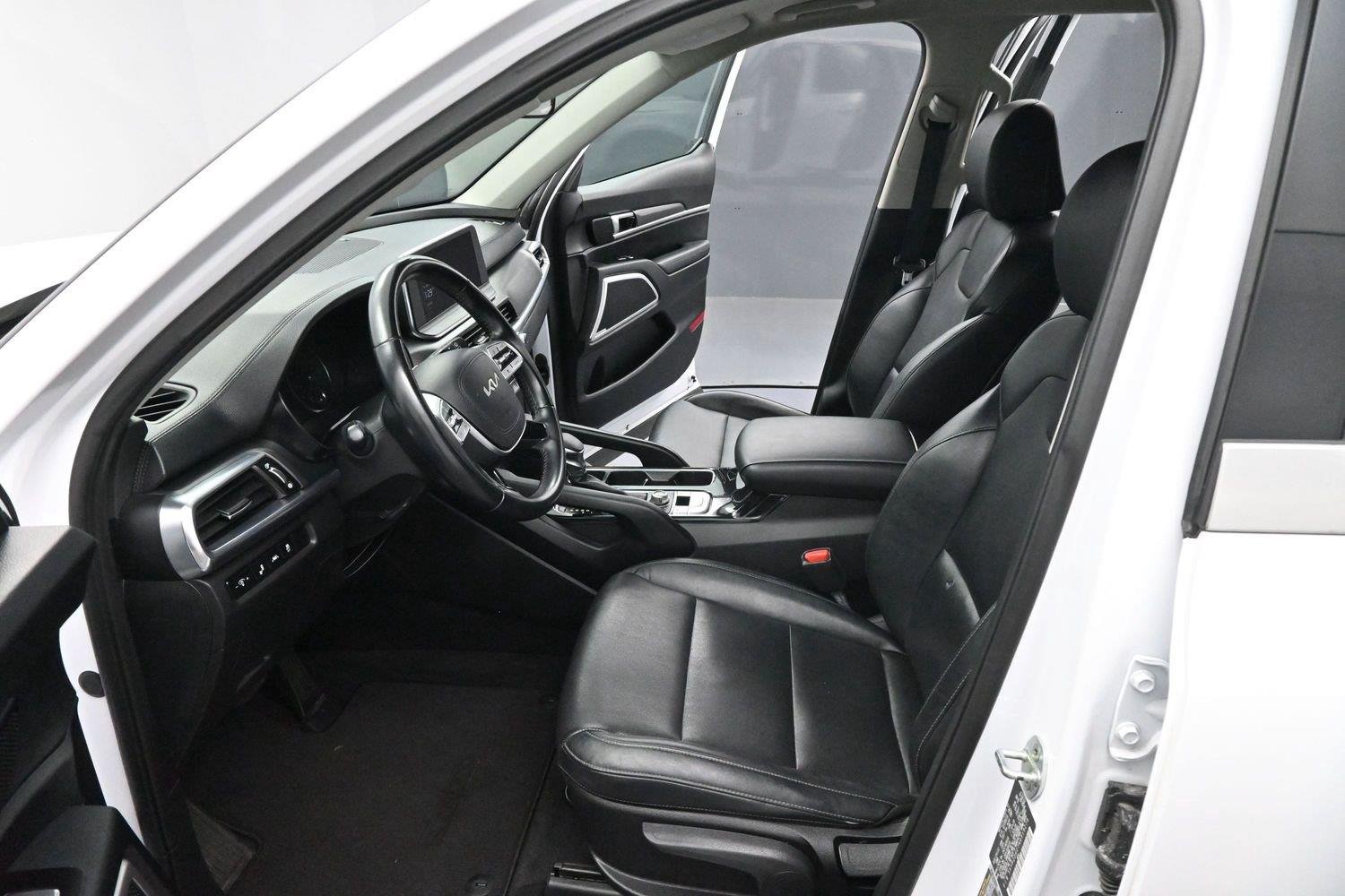 Used 2022 Glacial White Pearl Kia LX image 9