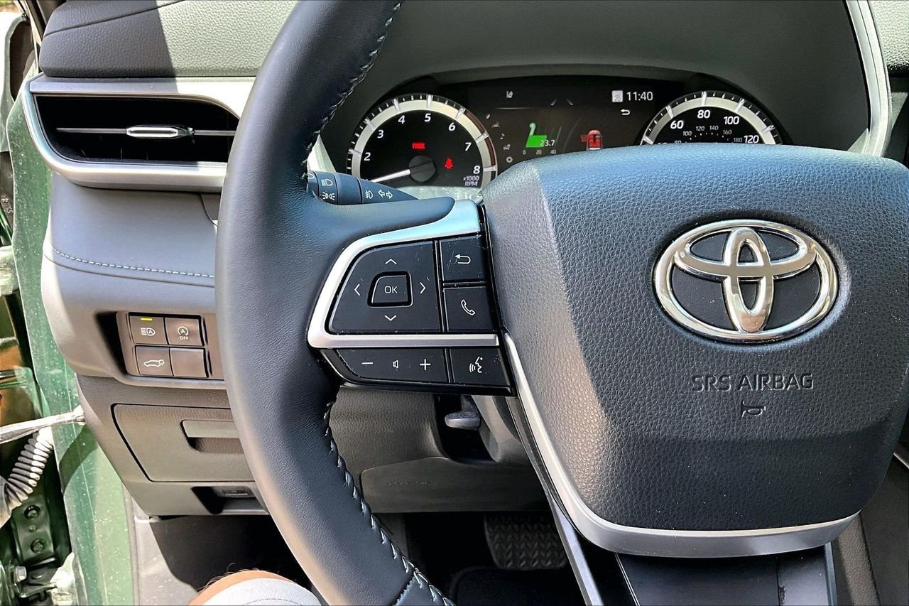 Used 2023  Toyota XLE image 10