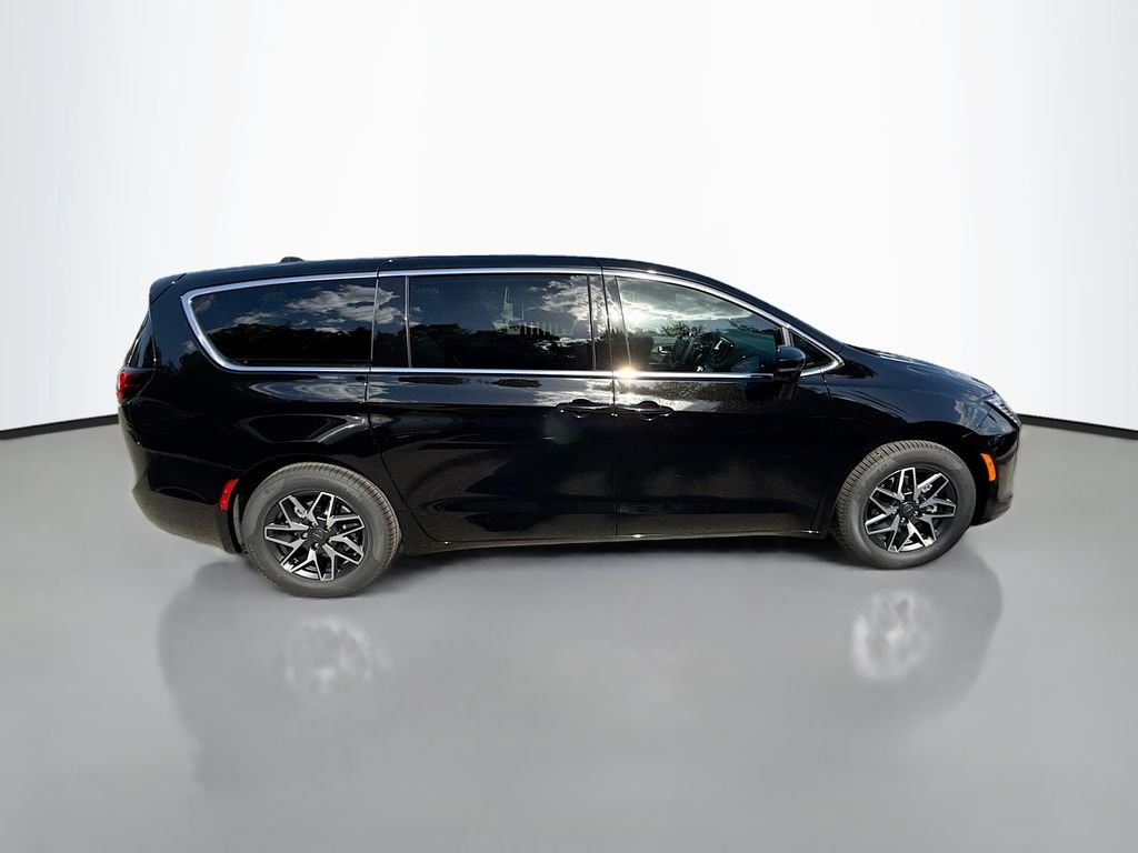 New 2027 Diamond Black Crystal Pearl-Coat Exterior Paint Chrysler Limited image 3