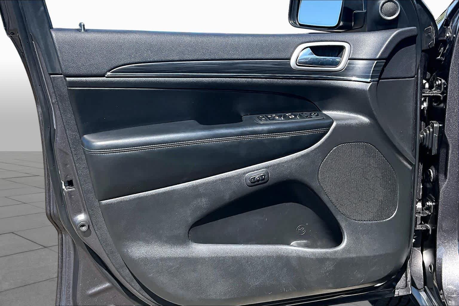 Used 2020 Granite Crystal Metallic Clearcoat Jeep Limited image 21
