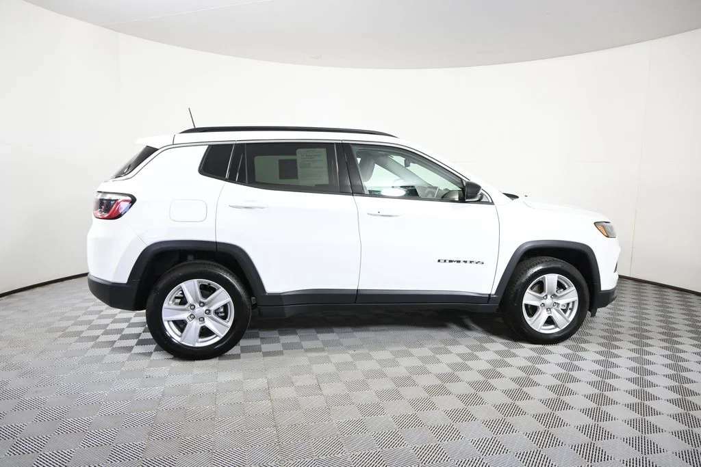 Used 2022 White Jeep Latitude image 7
