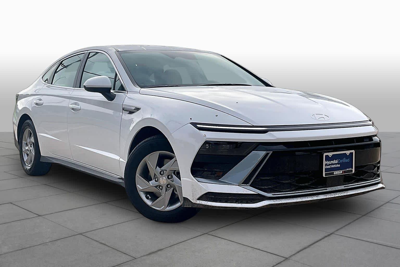 Used 2025 Serenity White Hyundai SE image 3