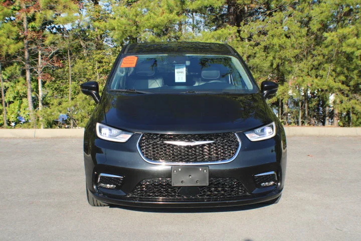 Used 2023 Brilliant Black Crystal Pearlcoat Chrysler Touring L image 18