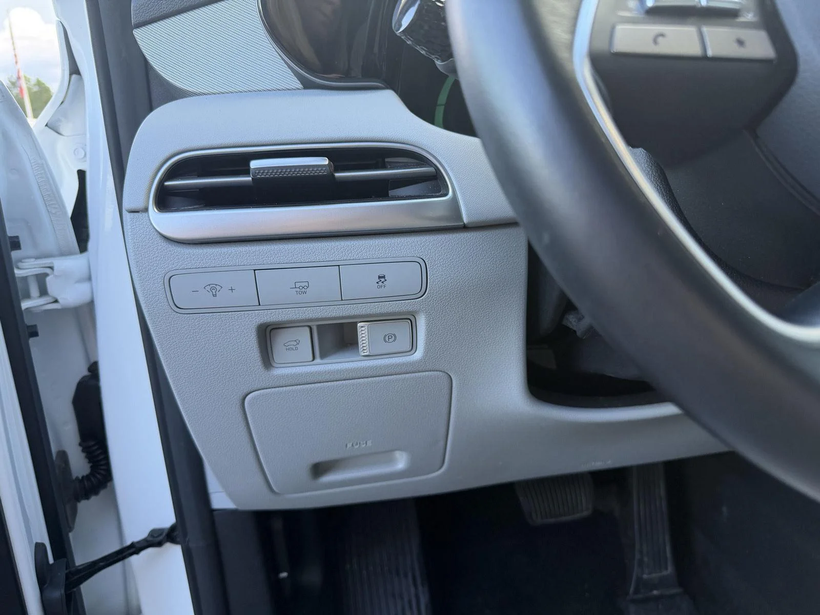 Used 2025 Hyper White Hyundai SEL image 16