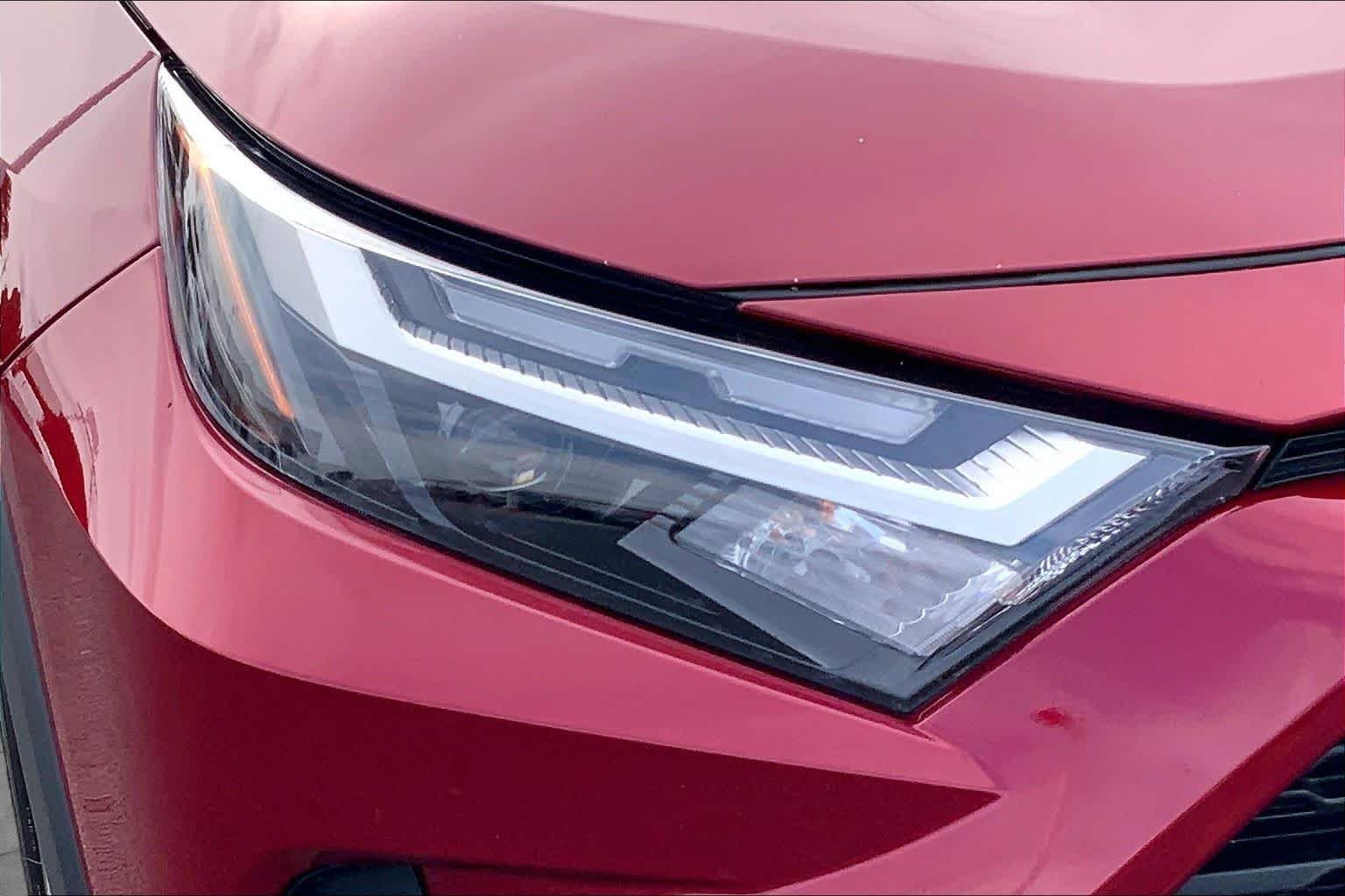 Used 2025 Ruby Flare Pearl Toyota XLE Premium image 28