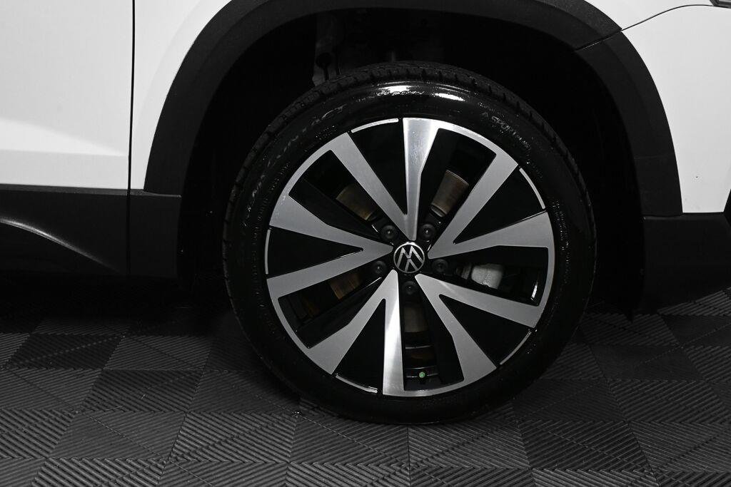 Used 2022 Pure White Volkswagen SE image 35