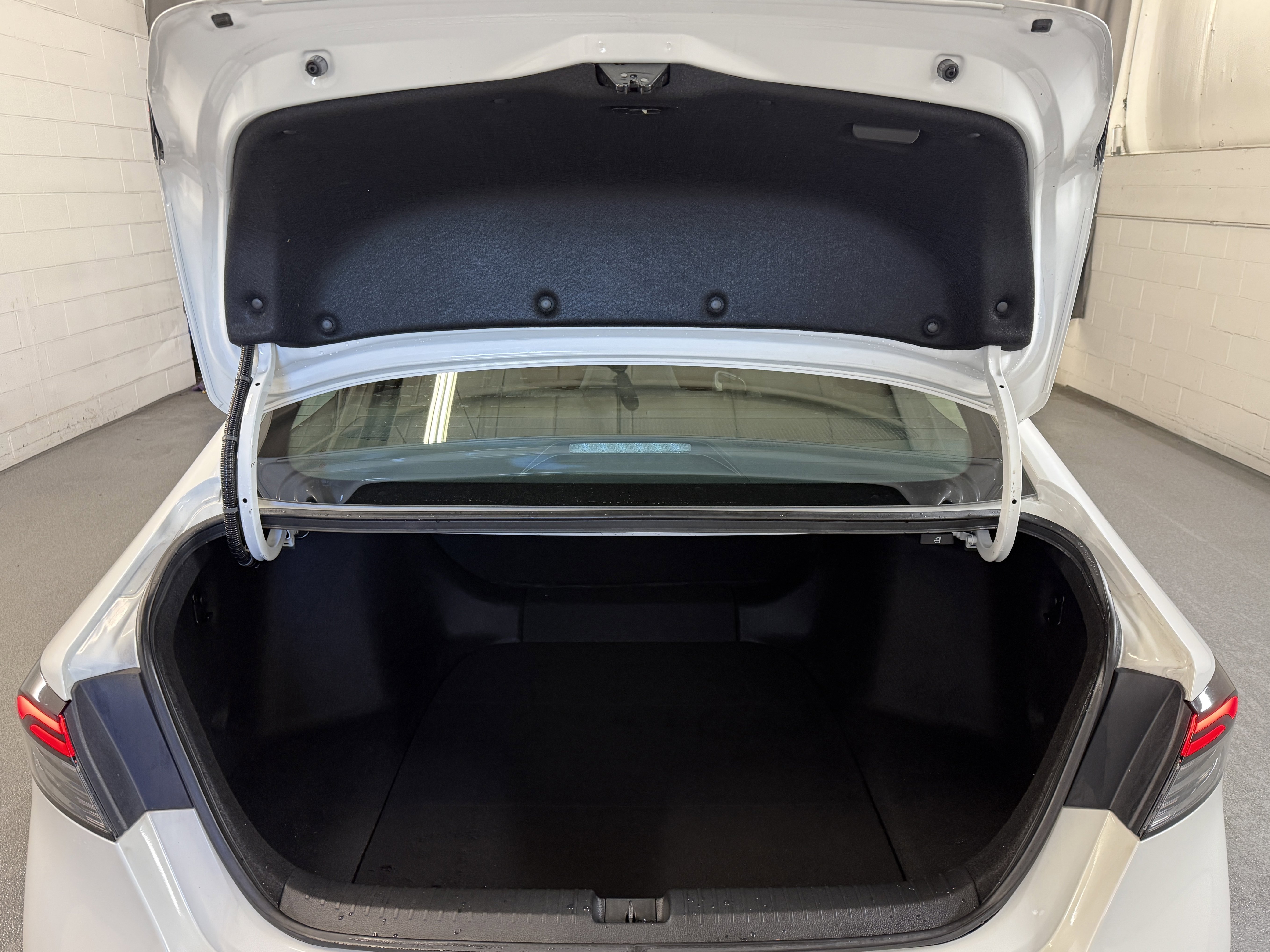 Used 2023 Platinum White Pearl Honda LX image 7