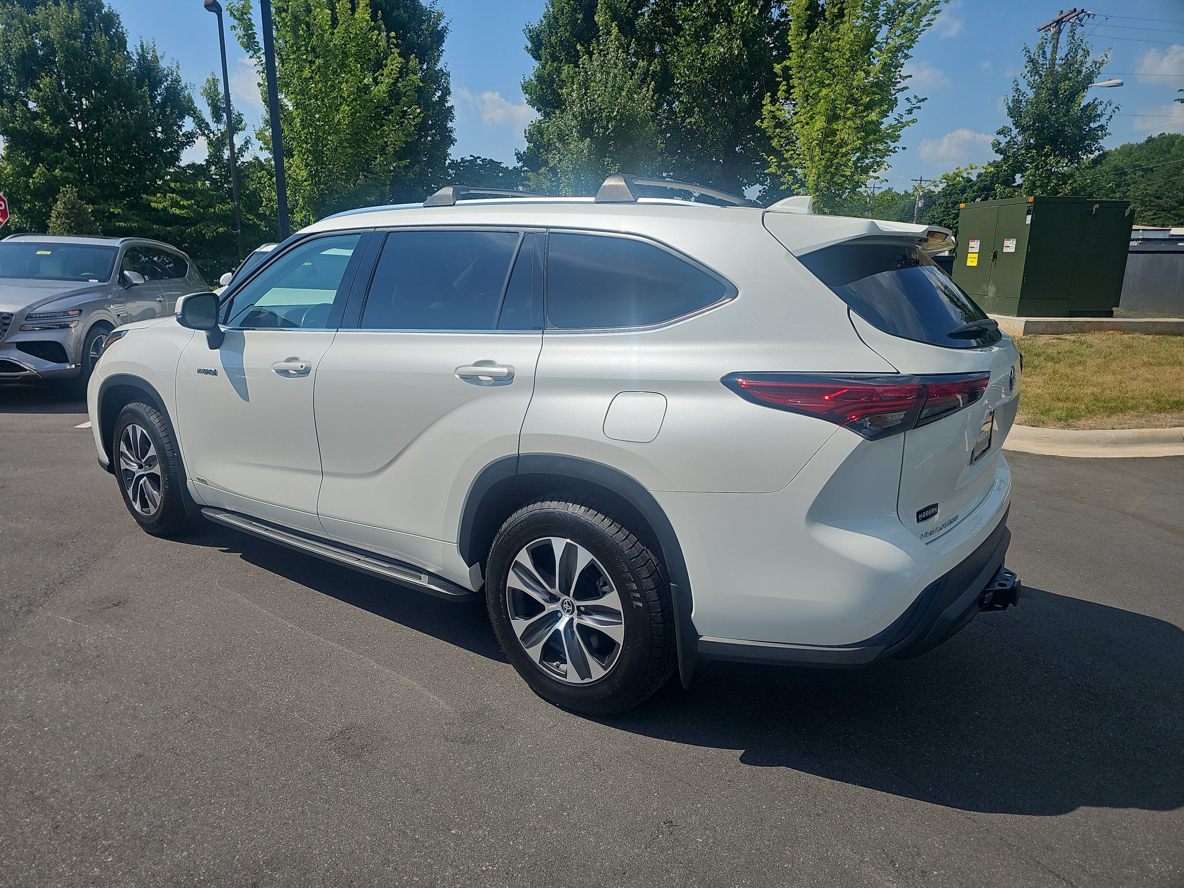 Used 2021 Blizzard Pearl Toyota Hybrid XLE image 6