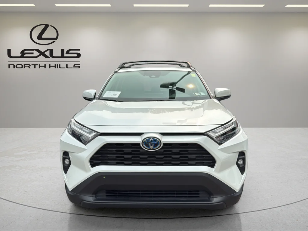 Used 2024 Off-white Toyota XLE Premium image 2