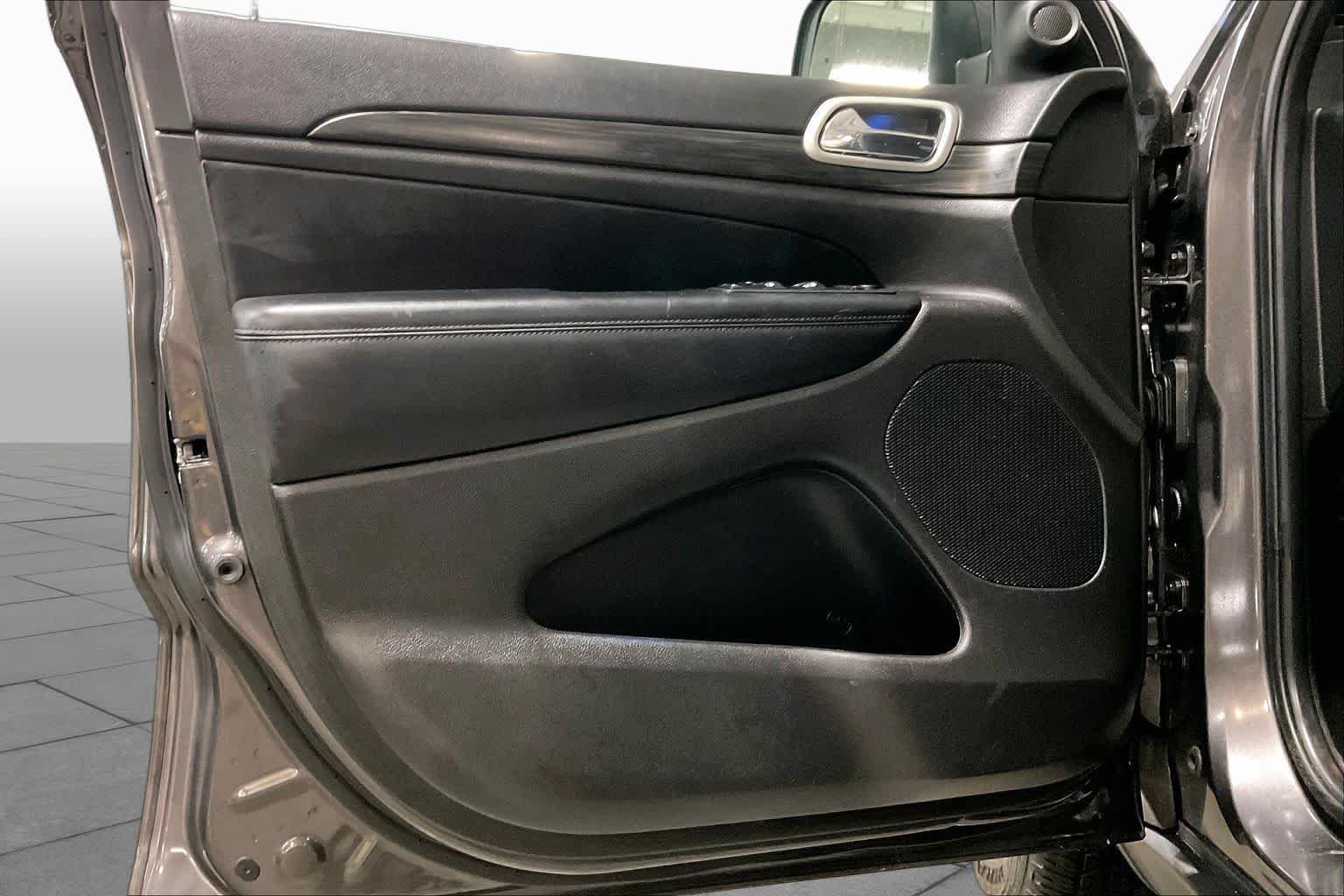 Used 2021 Granite Crystal Metallic Clearcoat Jeep Laredo E image 21