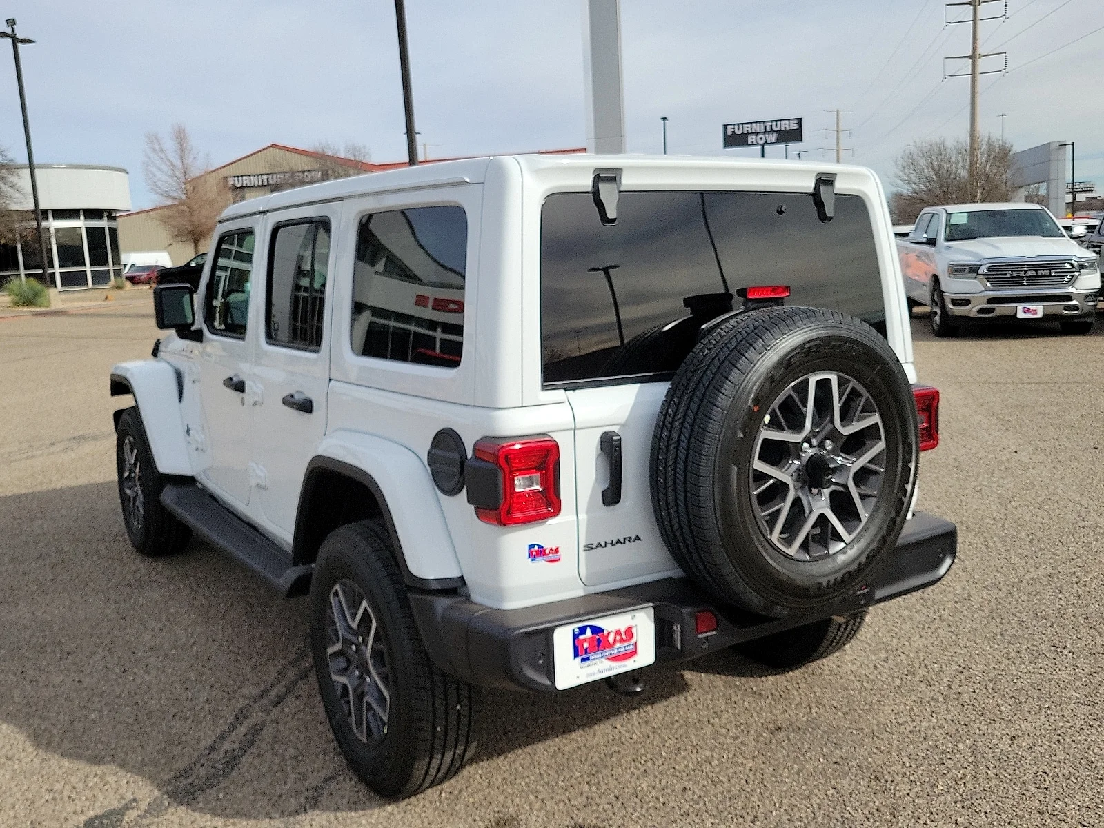 New 2026 PW7 Bright Whit Jeep 4-DOOR SAHARA image 3