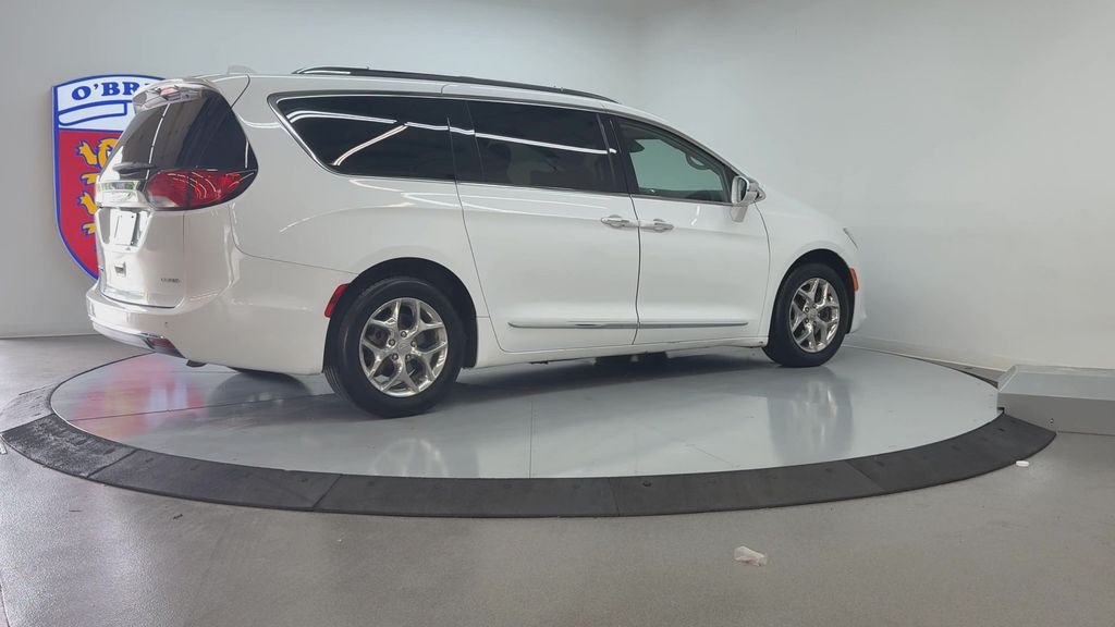 Used 2018 Bright White Clearcoat Chrysler Limited image 8