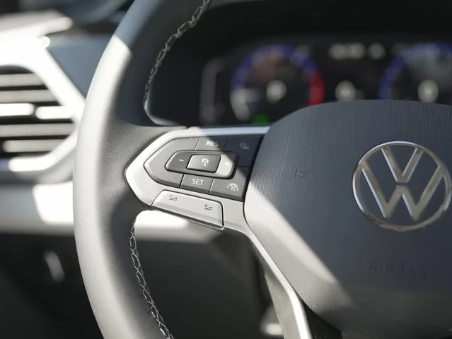 2025 Volkswagen Taos SEL - Photo 18