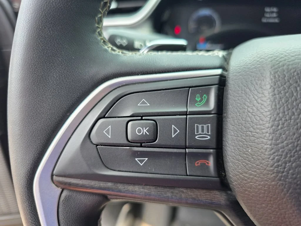 Used 2023  Jeep Limited image 23