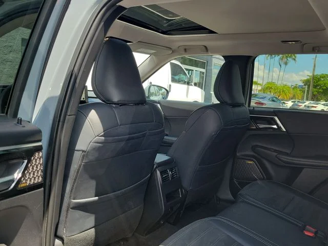 Used 2025 Gray Mitsubishi SE image 11
