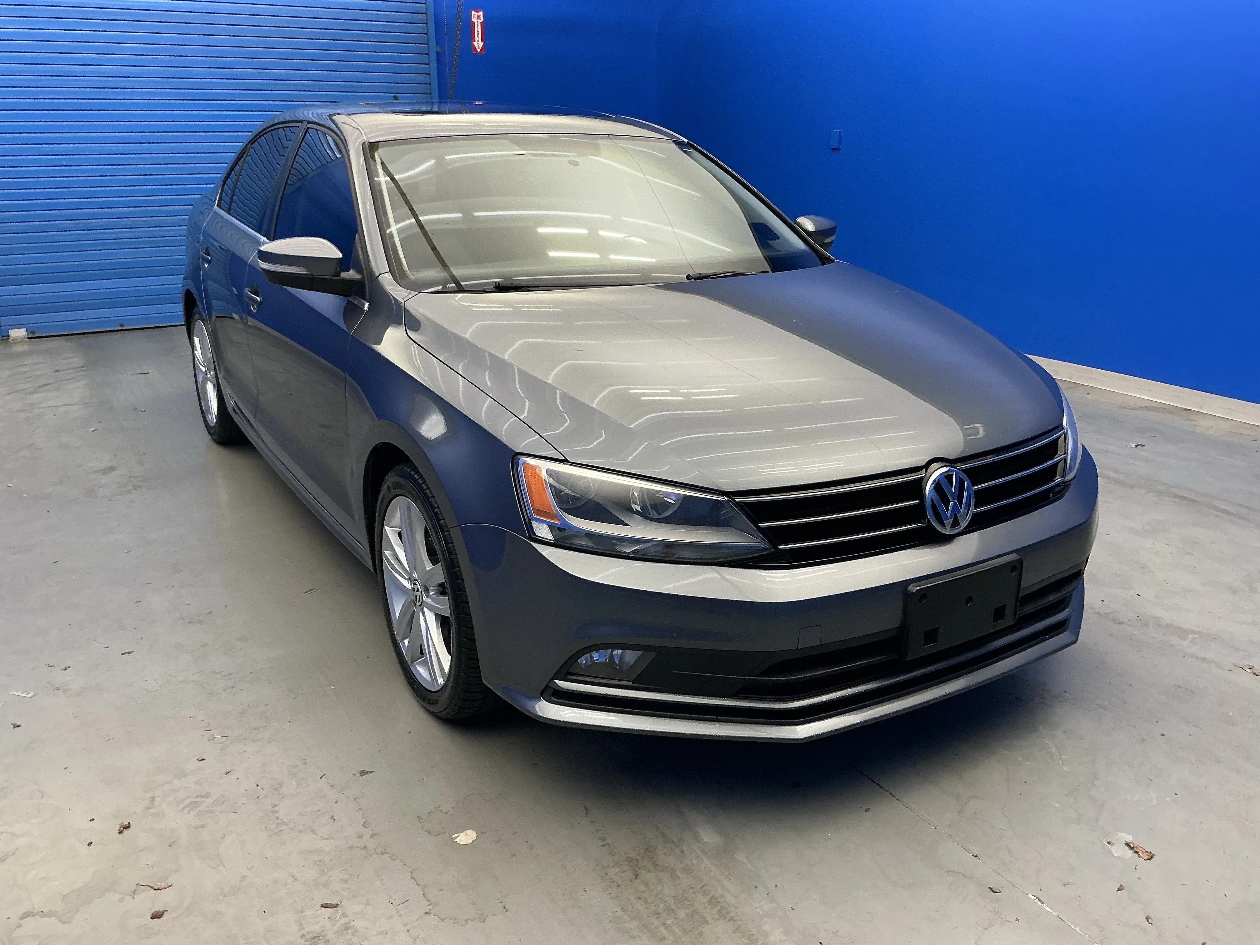 Used 2015 Platinum Gray Metallic Volkswagen 2.0L TDI SEL image 2