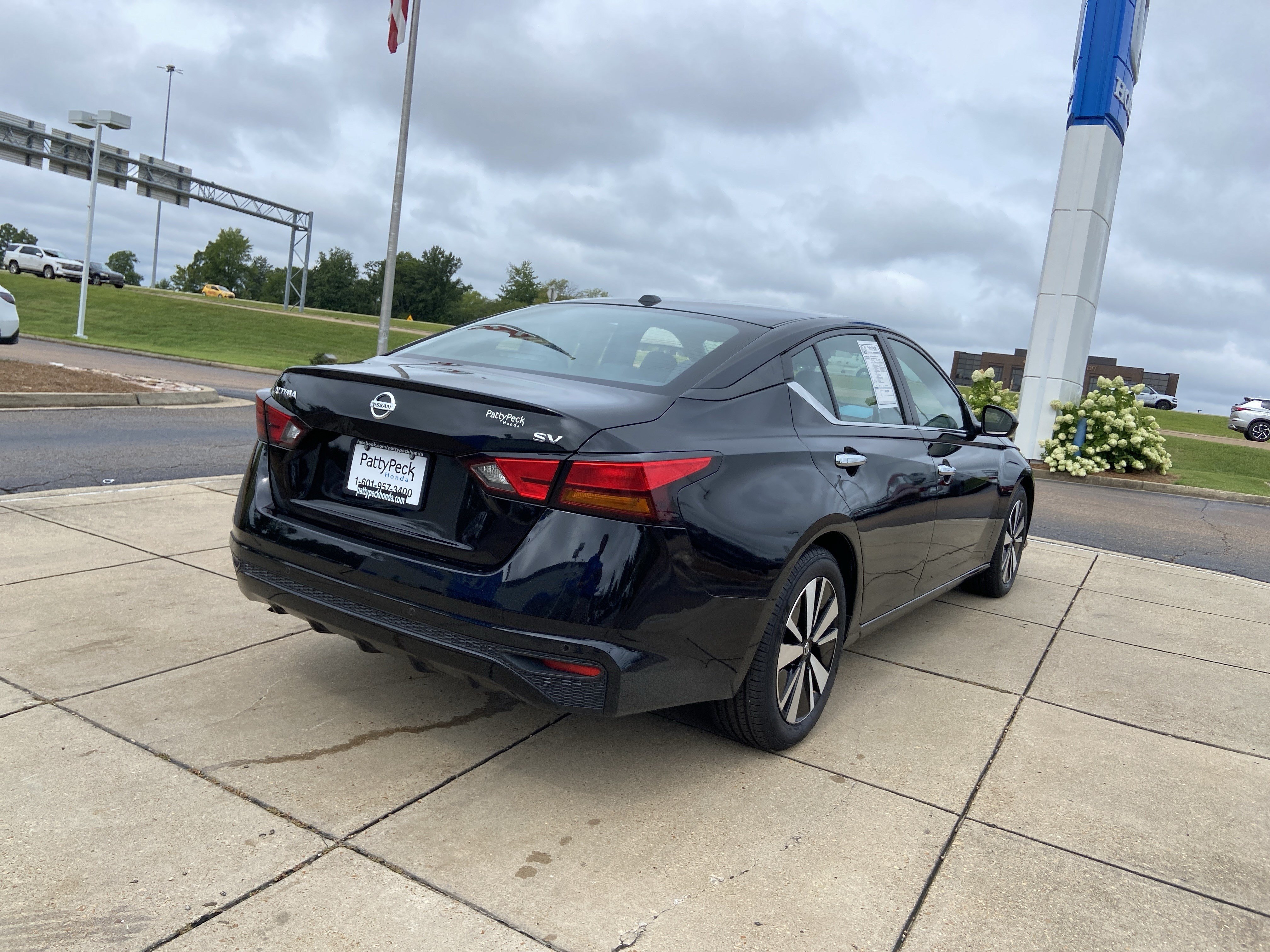 Used 2022 Super Black Nissan 2.5 SV image 11