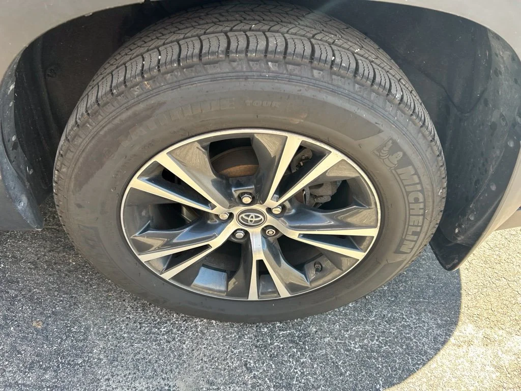 Used 2016  Toyota XLE V6 image 12